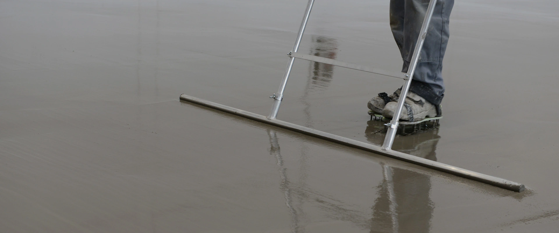 Mineral levelling compound